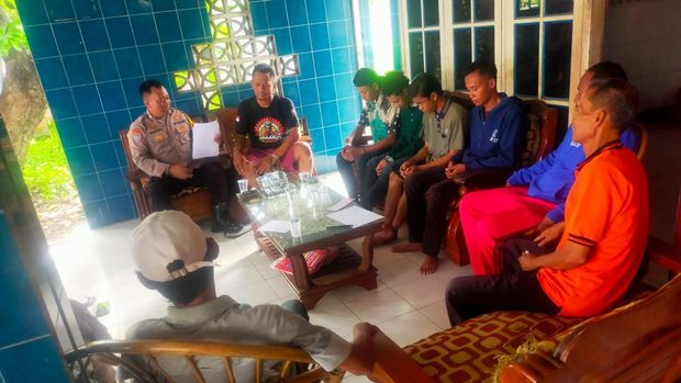 Empat pemuda maling ikan lele kayak lagi panen di kolam sendiri.