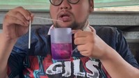Namun kebiasaannya hangout di warung kopi masih membawanya pada minuman manis. Segelas es berisi minuman berperisa diseruputnya tak henti. Foto: Instagram/ficofachriza_