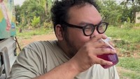 Minuman favoritnya tampak berwarna ungu dan menyegarkan. Sekilas minuman yang kerap dipesannya itu mirip minuman berenergi kemasan dengan rasa anggur. Foto: Instagram/ficofachriza_