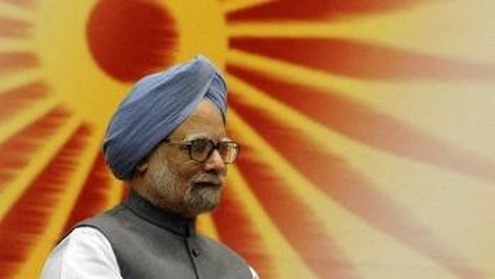(FILES) Indian Prime Minister Manmohan Singh waves to Congress Party supporters during a Congress election public rally in Udaipur 70 km south of Agartala, capital of Indian northeastern state of Tripura, on February 19, 2008. Indias former prime minister Manmohan Singh died December 26, 2024 aged 92 after he was admitted to hospital for an illness, the countrys leader Narendra Modi said. (Photo by AFP)
