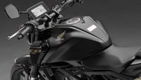 Selain tampilan luar atau eksterior, tak ada yang baru dari motor naked tersebut. Produsen masih membekalinya dengan mesin DOHC 125cc bersilinder tunggal dengan pendingin cairan. Pembekalan itu membuat kendaraan mampu menghasilkan tenaga maksimum 11 dk dan torsi puncak 11,6 Nm. Foto: Doc. Honda JP