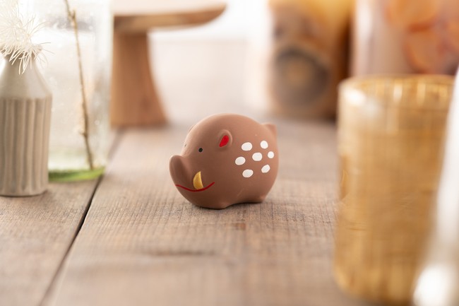 The Chinese/Japanese zodiac is a concept associated with the traditional Chinese calendar and fortune telling.The zodiac animals differ depending on the country.