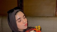 Ketika berulang tahun yang ke-19 tahun, Isabelle Azhari mendapat kejutan kue. Kuenya berwarna merah dengan dekorasi yang sederhana. Foto: Instagram Isabella Azhari