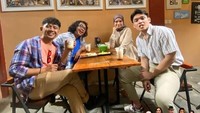 Seperti pada momen yang satu ini, perempuan kelahiran 1 Oktober 2005 ini nongkrong bareng lawan mainnya di sinetron berjudul Argalingga Memeluk Senja. Foto: Instagram Isabella Azhari
