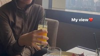 Ini merupakan momen Isabelle Azhari saat sarapan di sebuah hotel. Ia tampak menikmati menu sederhana, seperti telur orak-arik dan sosis. Foto: Instagram Isabella Azhari