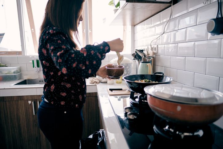 Istri masak untuk suami