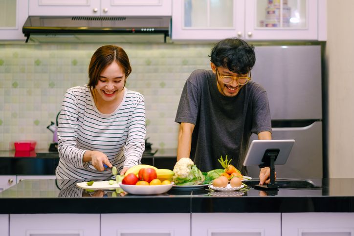 Istri masak untuk suami