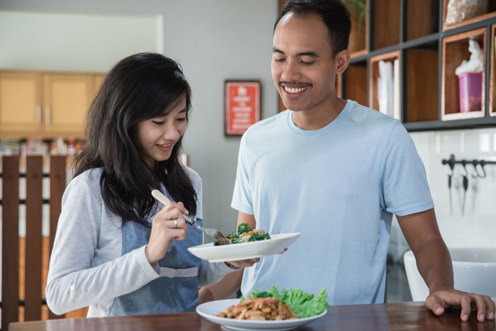 Istri masak untuk suami