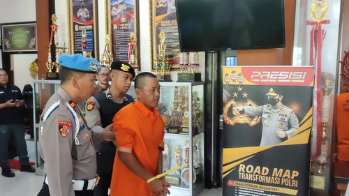 Jamudy (50) dihadirkan saat konferensi pers di Mapolres Tabanan, Jumat (27/12/2024). Pria itu ditangkap setelah membakar warung kelontong dan motor milik kekasihnya berinisial NS. (Firizqi Irwan/detikBali)