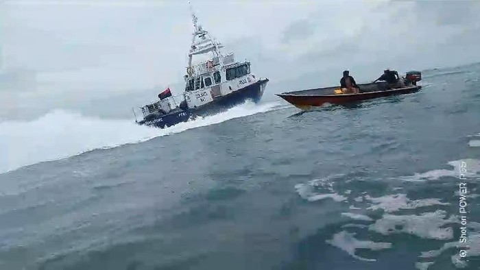 Kapal Patroli Singapura intimidasi kapal nelayan di perbatasan. (Istimewa