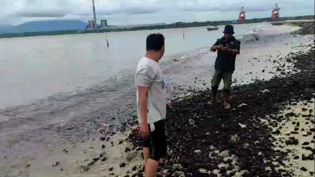 Kapal tongkang pengangkut batu bara kandas di perairan Popole Kabupaten Pandeglang. (Dok istimewa)