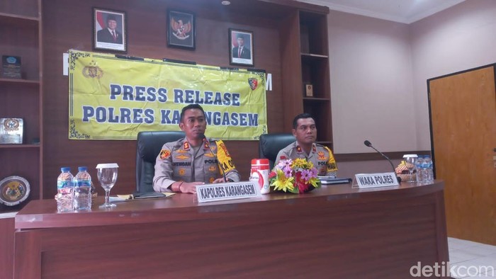 Kapolres Karangasem AKBP I Nengah Sadiarta saat melaksanakan press release akhir tahun Jumat (27/12/2024). (I Wayan Selamat Juniasa)