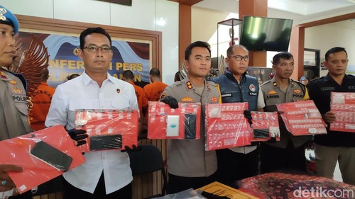 Kapolres Tabanan AKBP Chandra Citra Kesuma dan jajaran saat merilis kasus kriminal dan narkoba, Jumat (27/12/2024)