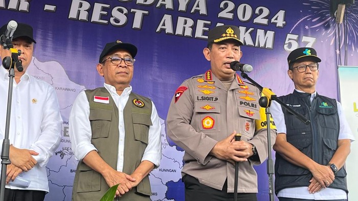 Kapolri Jenderal Listyo Sigit Prabowo usai rapat koordinasi perihal mudik Natal 2024 dan Tahun Baru 2025 di Pos Terpadu Operasi Lilin Lodaya 2024 Rest Area Km 57 Tol Jakarta-Cikampek