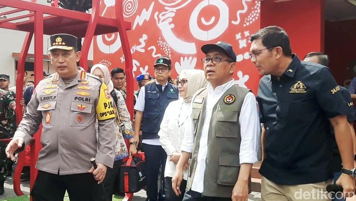 Kapolri Jenderal Polisi Listiyo Sigit Prabowo saat meninjau rest area KM 57 Karawang