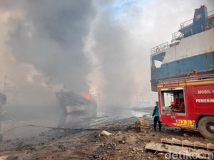 Kondisi Terkini Nyaris 10 Jam Kebakaran Kapal di Pelabuhan Tegal