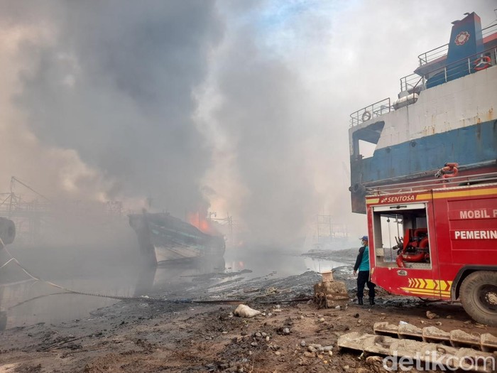 Kebakaran belasan kapal nelayan di Pelabuhan Kota Tegal, Jawa Tengah, Jumat (27/12/2024).