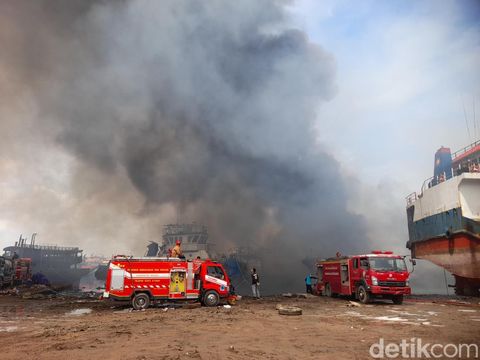Kebakaran belasan kapal nelayan di Pelabuhan Kota Tegal, Jawa Tengah, Jumat (27/12/2024).