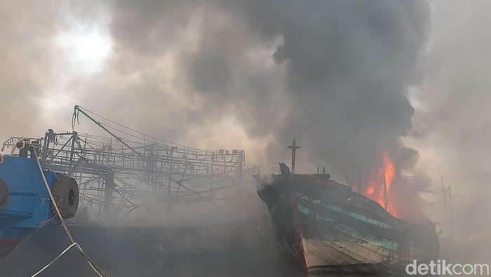 Kebakaran belasan kapal nelayan di Pelabuhan Kota Tegal, Jawa Tengah, Jumat (27/12/2024).
