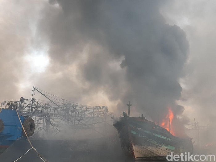 Kebakaran belasan kapal nelayan di Pelabuhan Kota Tegal, Jawa Tengah, Jumat (27/12/2024).