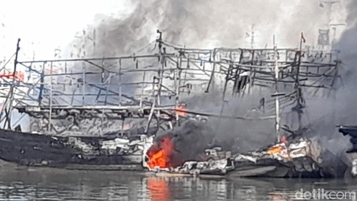 Kondisi kapal terbakar di Pelabuhan Tegal.
