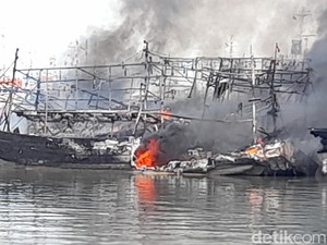 Penampakan Sejumlah Kapal Terbakar di Pelabuhan Tegal