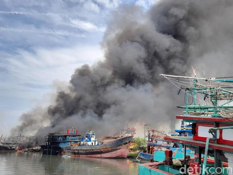 Kebakaran sejumlah kapal di Pelabuhan Tegal, Jumat (27/12/2024) pagi.
