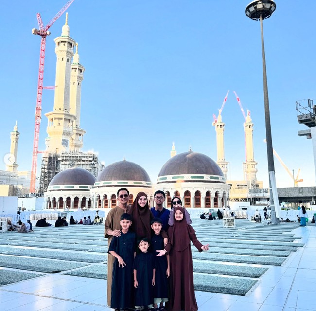 Zaskia Adya Mecca mengunggah foto di akun Instagramnya ketika umrah bersama keluarganya. Nikmat banget bisa umroh sekeluarga lengkap! walau lelah hati juga fisik menuju titik ini, tapi semua terbayarkan 🥹🤗❤️ semoga Allah izinkan setiap tahun kami sekeluarga menjalankan ibadah umroh juga temen2 yang baca, bisa berangkat bersama keluarganya, Aamiiin!, ucap @zaskiadyamecca. Foto: Dok. Instagram @zaskiadyamecca.
