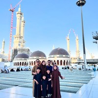 Zaskia Adya Mecca mengunggah foto di akun Instagramnya ketika umrah bersama keluarganya. Nikmat banget bisa umroh sekeluarga lengkap! walau lelah hati juga fisik menuju titik ini, tapi semua terbayarkan 🥹🤗❤️ semoga Allah izinkan setiap tahun kami sekeluarga menjalankan ibadah umroh juga temen2 yang baca, bisa berangkat bersama keluarganya, Aamiiin!, ucap @zaskiadyamecca. Foto: Dok. Instagram @zaskiadyamecca.