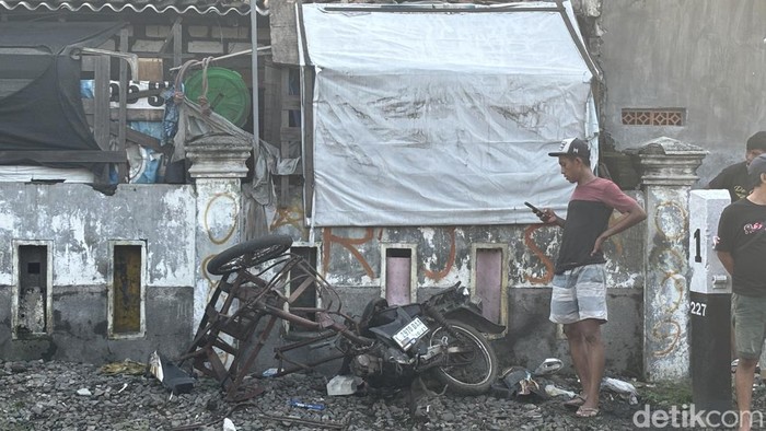 Kereta api tabrak bentor di Surabaya