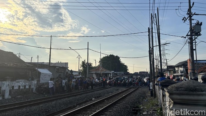 Kereta api tabrak bentor di Surabaya