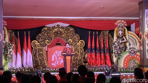 Ketua Bidang Perempuan dan Anak DPP PDIP, I Gusti Ayu Bintang Darmawati atau Bintang Puspayoga, saat menghadiri peringatan Hari Ibu Perempuan Berdaya, Indonesia Raya di kantor DPD PDIP Bali, Jumat (27/12/2024). (Foto: Rizki Setyo/detikBali)