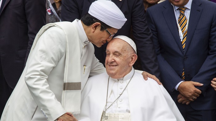 Imam Besar Masjid Istiqlal Nasaruddin Umar (kiri) mencium Pemimpin Takhta Suci Vatikan Paus Fransiskus usai melakukan foto bersama di Masjid Istiqlal, Jakarta, Kamis (5/9/2024). Dalam kunjungannya Paus Fransiskus melihat langsung terowongan silaturahmi yang menghubungkan Masjid Istiqlal dan Gereja Katedral serta menandatangani Deklarasi Bersama Istiqlal 2024: Meneguhkan Kerukunan Umat Beragama untuk Kemanusiaan. ANTARA FOTO/Dhemas Reviyanto