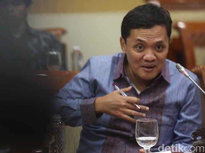 Ketua Komisi III DPR Habiburokhman (tengah) didampingi Wakil Ketua Komisi III Sari Yuliati (kedua kiri), Anggota Komisi III Rikwanto (kiri), dan Nazaruddin Dek Gam (kanan), menyampaikan konferensi pers catatan akhir tahun di Kompleks Parlemen, Senayan, Jakarta, Jumat (27/12/2024).