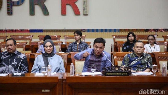 Ketua Komisi III DPR Habiburokhman (tengah) didampingi Wakil Ketua Komisi III Sari Yuliati (kedua kiri), Anggota Komisi III Rikwanto (kiri), dan Nazaruddin Dek Gam (kanan), menyampaikan konferensi pers catatan akhir tahun di Kompleks Parlemen, Senayan, Jakarta, Jumat (27/12/2024).