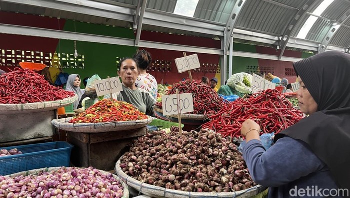 Komoditi bahan pokok di Pasar Akik Medan