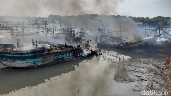 Kondisi kapal yang terbakar di Pelabuhan Kota Tegal, Jumat (27/12/2024) sore.