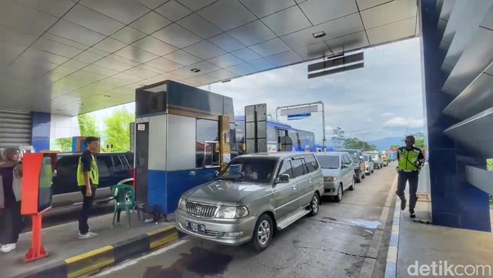 Kondisi lalu lintas di Exit Tol Soreang - Pasir Koja (Soroja), Kabupaten Bandung, Jumat (27/12/2024).