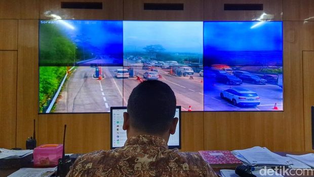Kondisi lalu lintas di Exit Tol Soreang - Pasir Koja (Soroja), Kabupaten Bandung, Jumat (27/12/2024).
