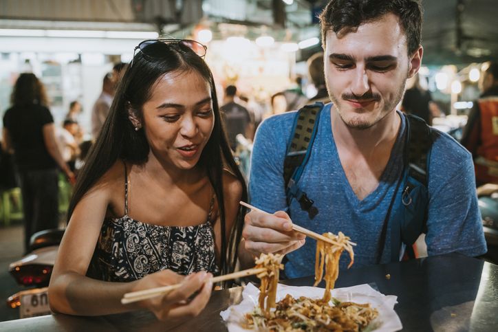 Lagi Traveling? Ikuti 4 Tips Ini untuk Cari Makanan Terenak