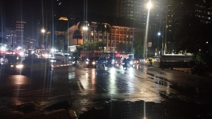 Lalin di Jalan Medan Merdeka Barat kembali dibuka malam ini usai massa demo tolak PPN 12% bubar (Fawdi/detikcom)