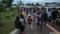 Alun-alun ini menjadi pilihan destinasi wisata murah meriah karena banyak fasilitas yang bisa dinikmati secara gratis.  