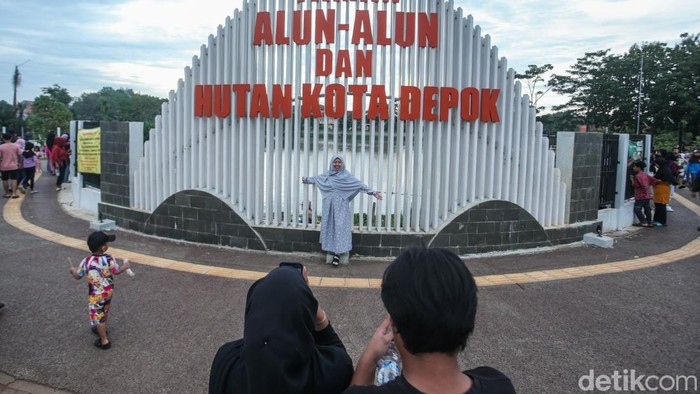 Pengunjung beraktivitas di Taman Alun-alun dan Hutan Kota Depok, Sawangan, Jumat (27/12/2024).