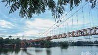 Bukan hanya wahana bermain, alun-alun yang berada di Sawangan ini juga memiliki jembatan gantung berwarna oranye yang melintasi situ Sawangan.  