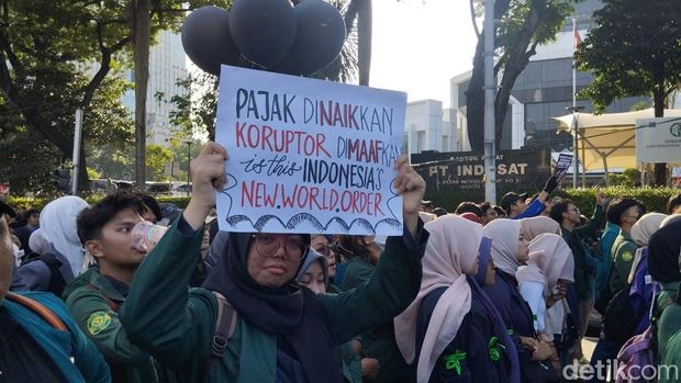 Mahasiswa menyatakan menolak rencana kenaikan PPN menjadi 12 persen. Mahasiswa khawatir kenaikan PPN akan berdampak pada harga bahan pokok hingga makanan. (MI Fawdi/detikcom)