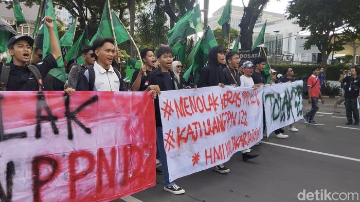 Mahasiswa menyatakan menolak rencana kenaikan PPN menjadi 12 persen. Mahasiswa khawatir kenaikan PPN akan berdampak pada harga bahan pokok hingga makanan. (MI Fawdi/detikcom)