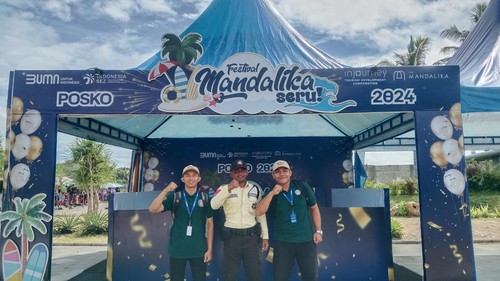 Mahasiswa Poltekpar Lombok ikut pantau wisatawan saat libur Nataru 2024/2025. (Dok. Humas Poltekpar Lombok.)