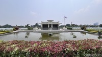 Makam kehormatan Belanda ini dihuni oleh korban perang yang meninggal pada periode tahun 1942-1950.