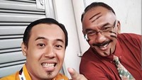 Marlon Renaldy, pemeran Pak Taka dalam Sitkom OB meninggal dunia pada 23 Desember 2024 setelah mengantarkan jenazah karena serangan jantung. Marlon yang sedang ikut iring-iringan jenazah dibonceng anaknya mendadak badannya sakit dan ambruk di jalan. Foto: dok Instagram
