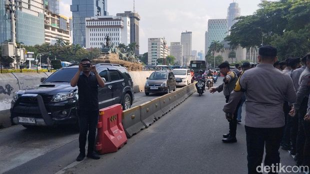 Massa aksi menggelar demo menolak kenaikan PPN 12% di Kawasan Patung Kuda, Jakarta Pusat. (Maulana Ilhami Fawdi/detikcom)